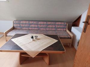a small room with a table and a couch at Ferienwohnung Maria Bauer in Kelheim