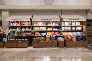 Una tienda de alimentos con dos puestos con artículos alimenticios. en Kensington Resort Jeju Jungmun, en Seogwipo