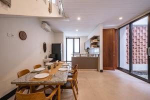 a dining room with a long table and chairs at Brand New 2BR Villa Alpha Omega Canggu Bali in Mantaak