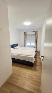 Uma cama ou camas num quarto em Apartment Zhang