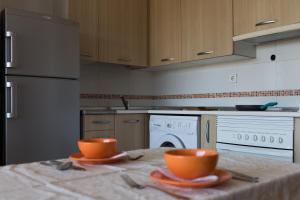 una cocina con una mesa con dos tazones. en AdrianApartments ViVa en Cluj-Napoca