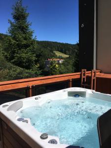 Nespecifikovaný výhled na hory nebo výhled na hory při pohledu z aparthotelu