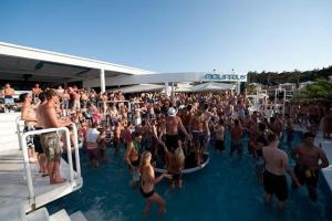 a crowd of people in the water at aestival at Apartment Ruby in Mandre