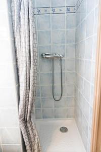 une douche avec un rideau de douche dans une salle de bain dans l'établissement Grau du Roi - Los Amigos II, au Grau-du-Roi
