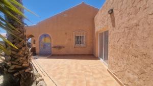 - Vistas al exterior de un edificio con patio en Villa Rojas Delrie, en Cuevas del Almanzora 7 fotos más