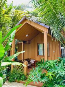 una casa con una mesa y una silla delante de ella en Cherry homestay bmt, en Buôn Ðũng