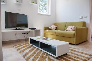 TV a/nebo společenská místnost v ubytování Apartments Tena