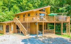 une grande maison en bois avec une grande terrasse dans l'établissement Grand View Mountain Chalet, à Gatlinburg