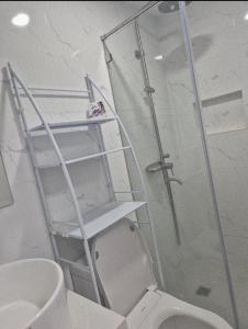 eine Leiter über einer Toilette in einem Badezimmer in der Unterkunft Modern Minimalist 1BR Condotel at BGC Taguig in Taguig