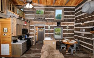 Kuchyň nebo kuchyňský kout v ubytování Sheriffs Cabin