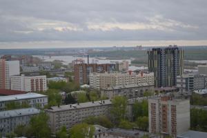 ノヴォシビルスクにあるApartments on Kirova 25の建物と橋のある街並み
