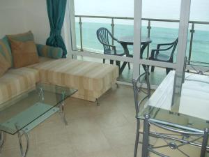 ロゼネッツにあるSamara Apartmentのソファとテーブルのあるリビングルーム