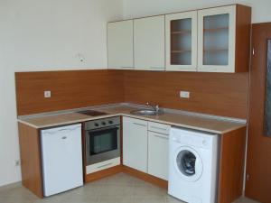 ロゼネッツにあるSamara Apartmentのキッチン(洗濯機、洗濯機付) +7枚の写真