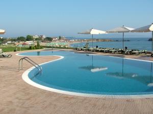 ロゼネッツにあるSamara Apartmentの海のそばのスイミングプール(椅子、パラソル付)