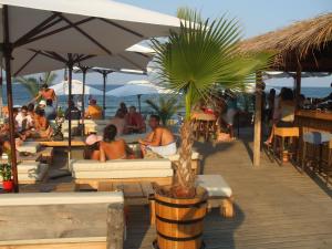 ロゼネッツにあるSamara Apartmentの傘下の浜辺に座る人々