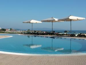 ロゼネッツにあるSamara Apartmentのスイミングプール(椅子、パラソル付)