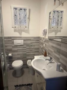 Et badeværelse på Beautiful Apartment near the Beach with swimming pool + 12 billeder