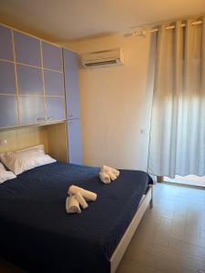 En eller flere senge i et værelse på Beautiful Apartment near the Beach with swimming pool