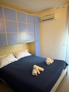 En eller flere senge i et værelse på Beautiful Apartment near the Beach with swimming pool