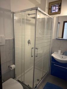 Et badeværelse på Beautiful Apartment near the Beach with swimming pool