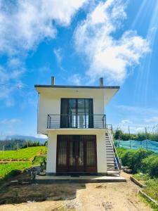 努沃勒埃利耶Mist haven villa Only for the Local Guests的蓝天山上的房子