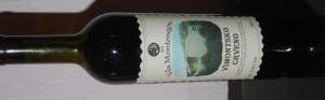 una bottiglia di vino con un'etichetta di Vila Montenegro a Dobra Voda