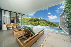 a living room with a view of the ocean at The Exclusive Sky D4 豪华4卧室海景别墅 私人12m无边海景泳池 每日清洁 in Kamala Beach