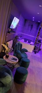 Televízia a/alebo spoločenská miestnosť v ubytovaní Atelier du chill - Bergues