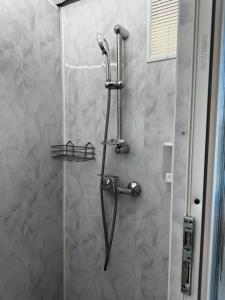 eine Dusche mit Duschkopf in einem Badezimmer in der Unterkunft Belvedere Costinesti in Costinești