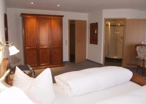 Postel nebo postele na pokoji v ubytování Hotel Rössle