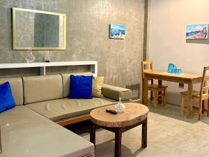 Khu vực ghế ngồi tại Orama Transient House