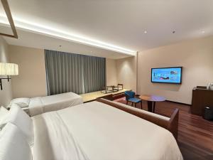 Televiisor ja/või meelelahutuskeskus majutusasutuses SSAW Boutique Hotel Foshan Qiandeng Lake