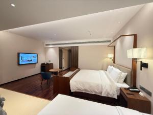 Voodi või voodid majutusasutuse SSAW Boutique Hotel Foshan Qiandeng Lake toas