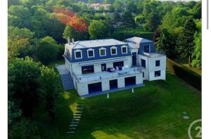 an aerial view of a large blue and white house at Petit coin de paradis in Le Mesnil-le-Roi