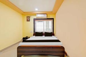 Ένα ή περισσότερα κρεβάτια σε δωμάτιο στο Super Hotel O Gopalapatnam Railway Station