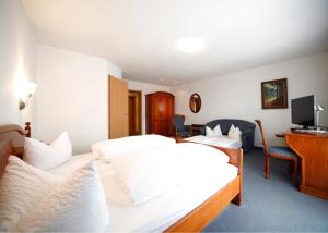 Postel nebo postele na pokoji v ubytování Hotel Rössle