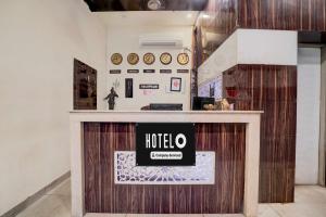a lobby with a hotel sign on a counter at Hotel O Sindhi Camp Bus Stand in Jaipur