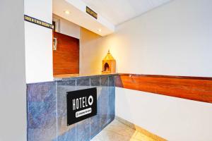 una hall con un cartello sul muro di Hotel O Gurudwara Square a Gwalior