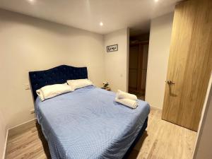 Postel nebo postele na pokoji v ubytování Luxury Penthouse With a Rooftop Pool & 24h Gym, Near Zona G!