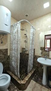 ディリジャンにあるVAN Guesthouseのシャワー、トイレ、洗面台を備えたバスルーム