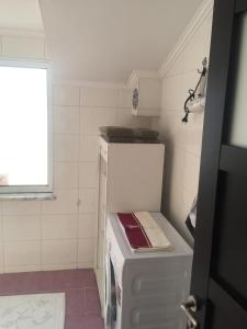 A kitchen or kitchenette at Safa Apartment