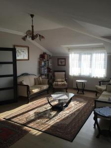 A seating area at Safa Apartment