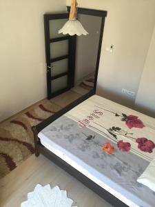 A bed or beds in a room at Safa Apartment