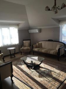 A seating area at Safa Apartment