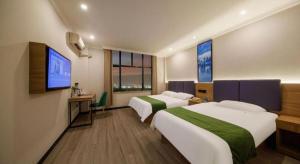Letto o letti in una camera di GreenTree Inn Shanghai MinHang ZhuanQiao Subway Station East ZhuanXing Road Shell Hotel