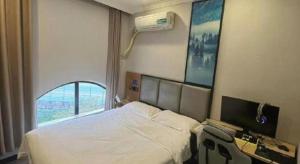 Letto o letti in una camera di GreenTree Inn Shanghai MinHang ZhuanQiao Subway Station East ZhuanXing Road Shell Hotel