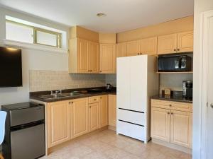 バンクーバーにあるBright 1-Bedroom Garden Suite, Sleeps 4, Near Downtown & YVRのギャラリーの写真