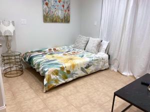 バンクーバーにあるBright 1-Bedroom Garden Suite, Sleeps 4, Near Downtown & YVRのギャラリーの写真