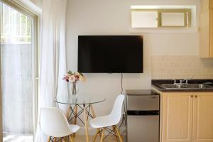 バンクーバーにあるBright 1-Bedroom Garden Suite, Sleeps 4, Near Downtown & YVRのギャラリーの写真