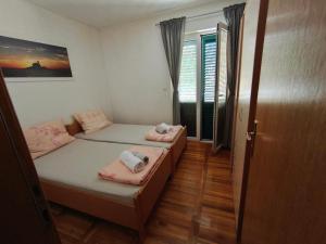 zwei Einzelbetten in einem Zimmer mit Fenster in der Unterkunft Villa Veronika in Brodarica + 37 Fotos